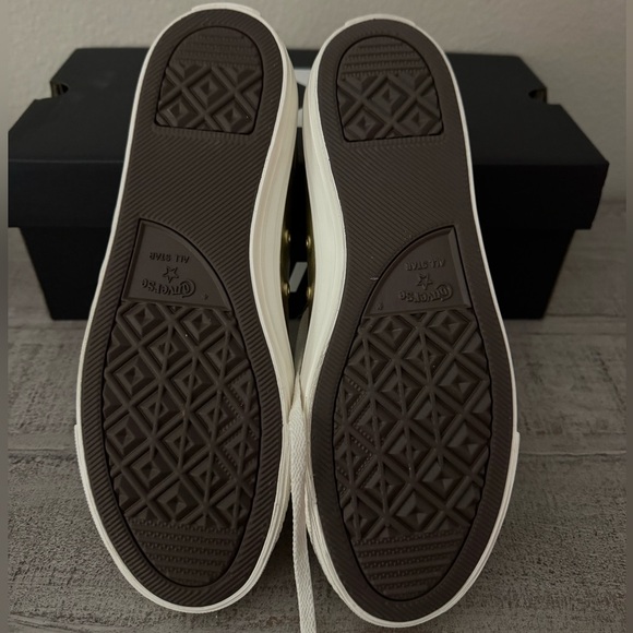 NWT Converse Chuck Taylor Dainty Gold Metallic Low-Top Women’s
Sneakers Size 8 - Picture 3 of 4